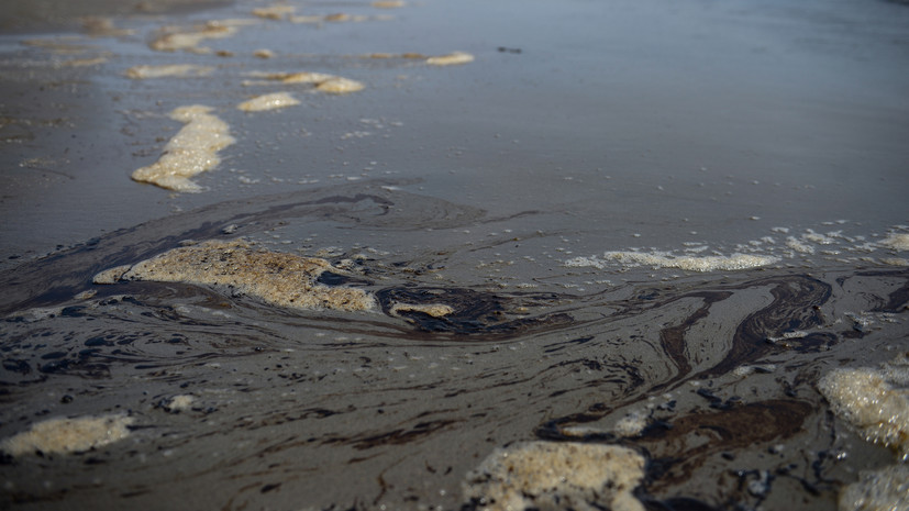 В Южной бухте Севастополя после ЧП с плавкраном произошло загрязнение