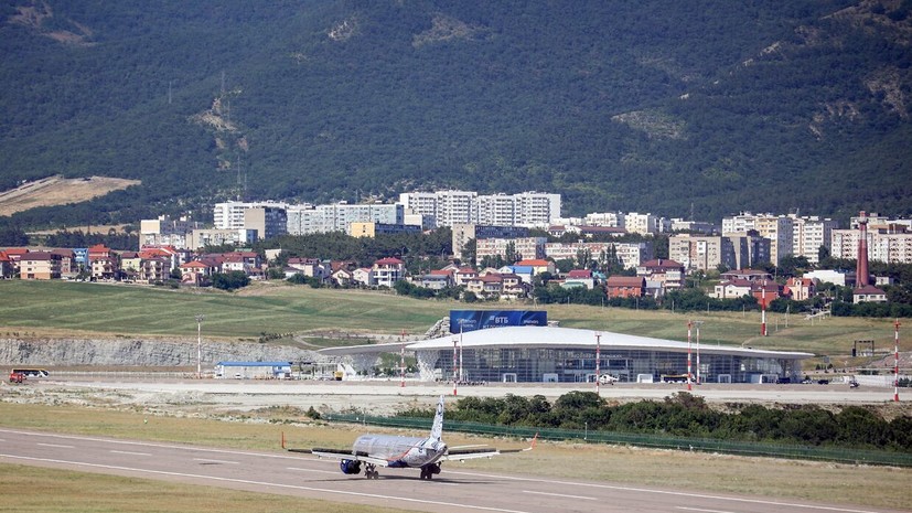 Аэропорт Геленджика ограничил приём и выпуск рейсов