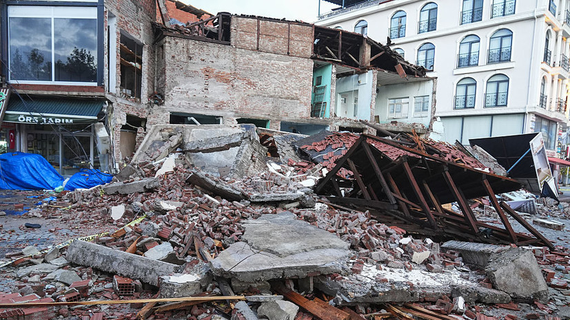 В пригороде Стамбула обрушился пятиэтажный дом