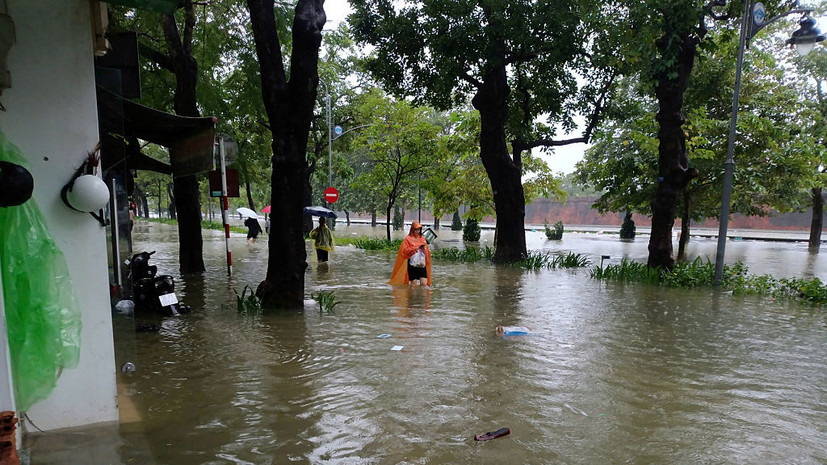 В результате разрушительных наводнений во Вьетнаме погибли десять человек