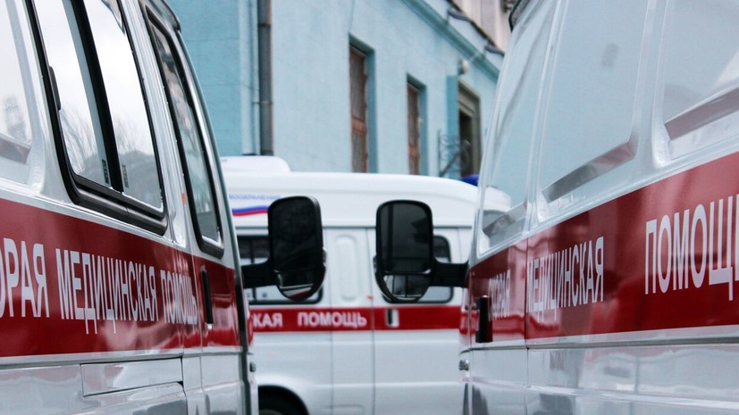 Фура упала с моста на железную дорогу в Крыму, водитель пострадал