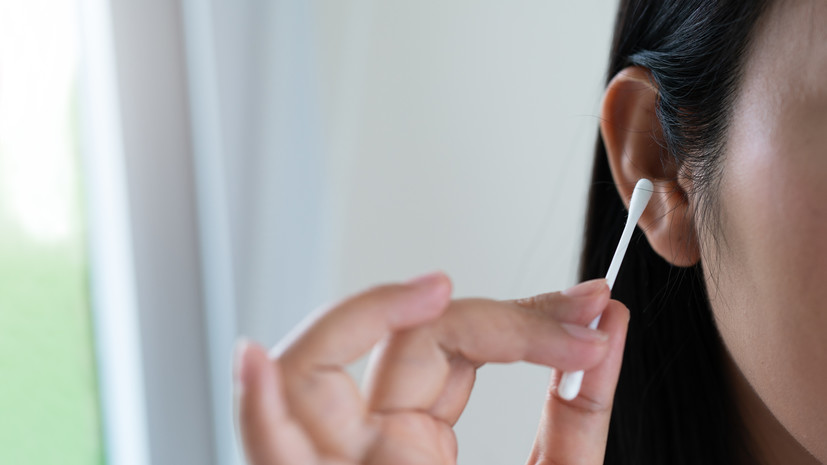 Врач Филёва: чистка ушей ватными палочками может представлять серьёзную угрозу