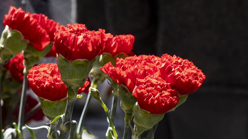 Сотни жителей Ревды пришли на прощание с погибшими в ДТП девочками