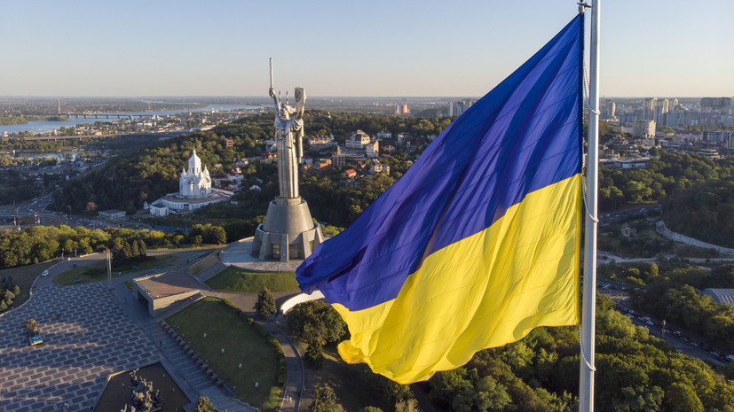 В Киеве приспустили главный флаг Украины из-за непогоды