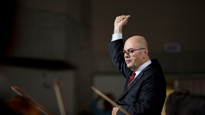 Худрук оркестра «Орфей» назвал обычным явлением дирижёра без дирижёрской палочки