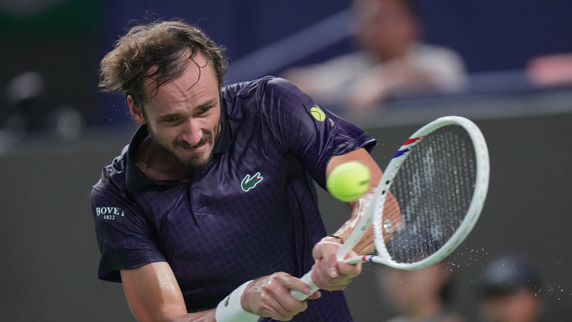 Медведев в трёх сетах победил Сонего и пробился в четвертьфинал «Мастерса» в Париже