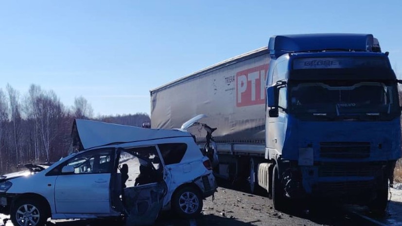 Четыре человека погибли в аварии с грузовиком в Приамурье