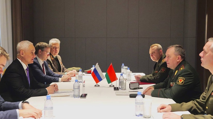 Главы Минобороны России и Белоруссии обсудили вопросы военного сотрудничества