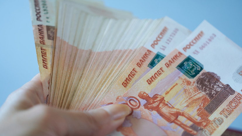 Житель ХМАО получил по ошибке зарплату коллег на 7 млн рублей