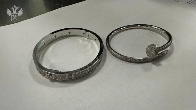 Таможенники в Домодедово нашли браслеты Cartier в обуви россиянина
