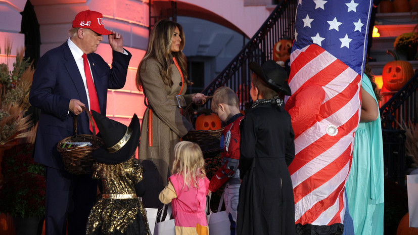 Трамп с супругой раздали шоколад детям на Хеллоуин