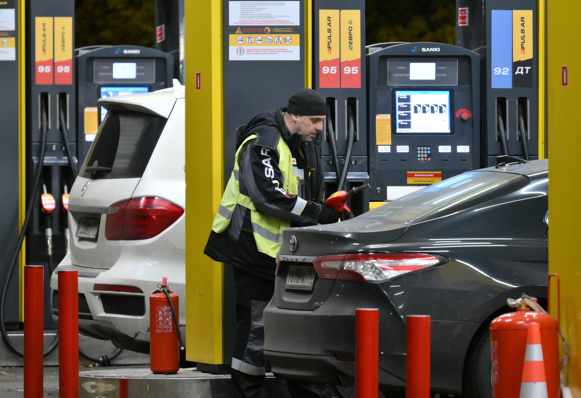 «Успокоит рынок»: как указ Путина о выплатах нефтяникам может отразиться на стоимости бензина