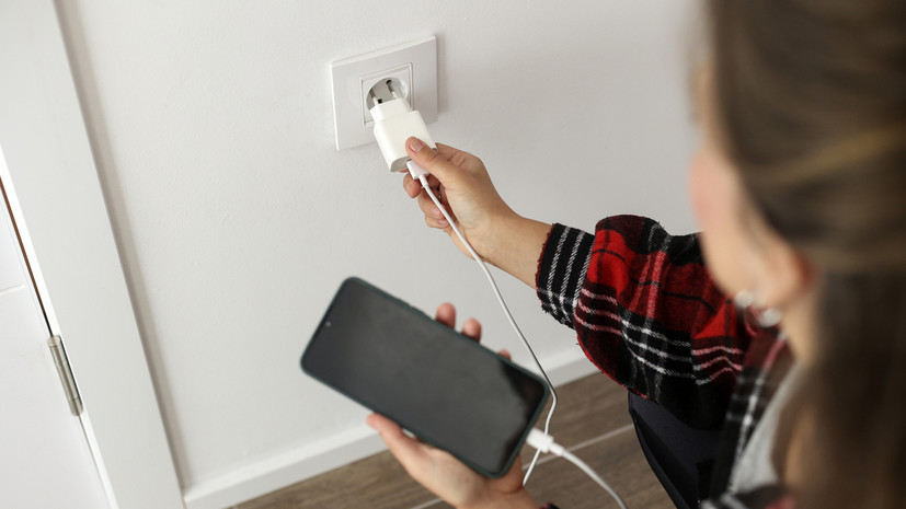 Россиян предупредили, когда зарядка может привести к взрыву или взлому гаджета