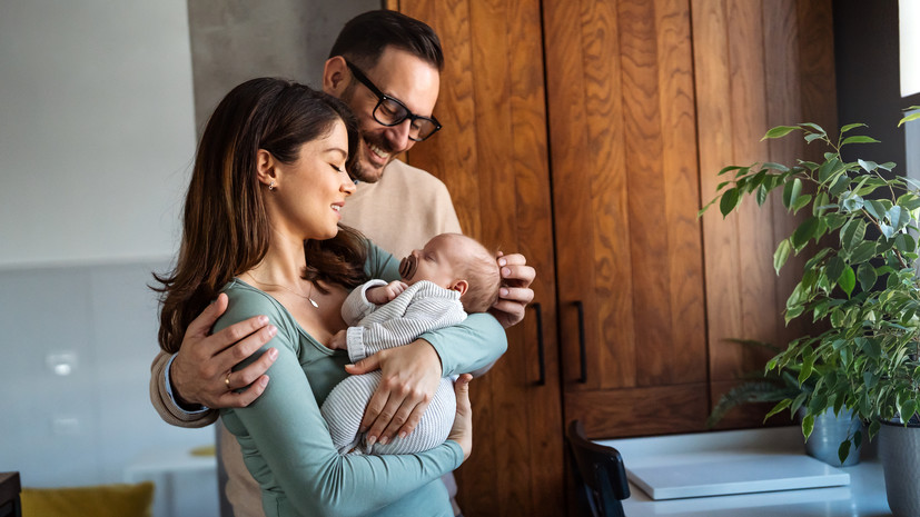 В России призвали ввести зарплату для занимающегося воспитанием детей родителя В России призвали ввести зарплату для занимающегося воспитанием детей родителя