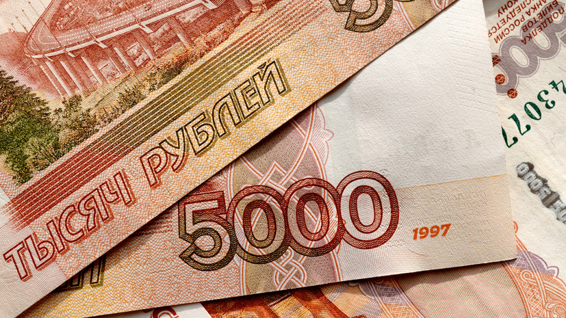 В России средняя зарплата превысила 150 тысяч рублей в 24 отраслях