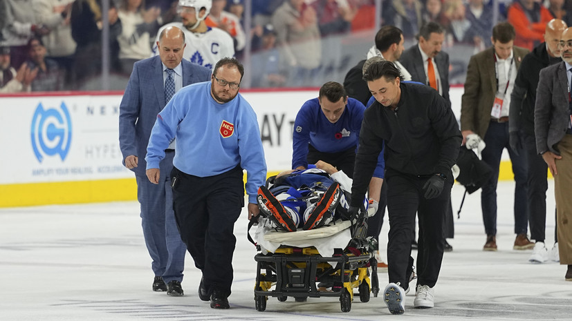 Хоккеиста Танева унесли на носилках после столкновения с Мичковым в матче НХЛ