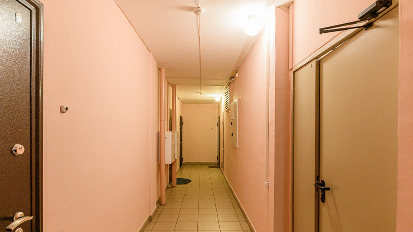 Эксперт по ЖКХ Бондарь: закон запрещает хранить вещи в общих зонах дома