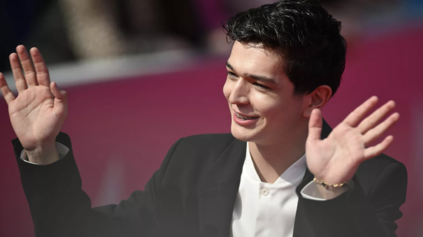 Певец Akmal' принял в Донецке подарок в цветах флага ДНР от фанатки