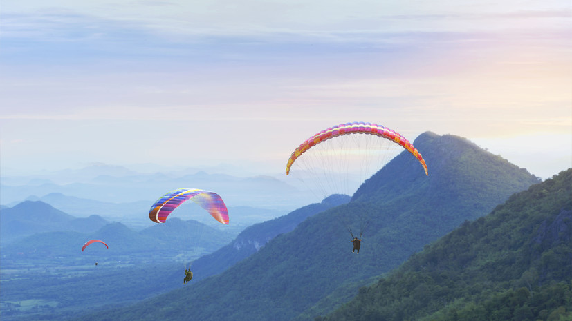 Россиянин разбился во время полёта на параплане в Турции