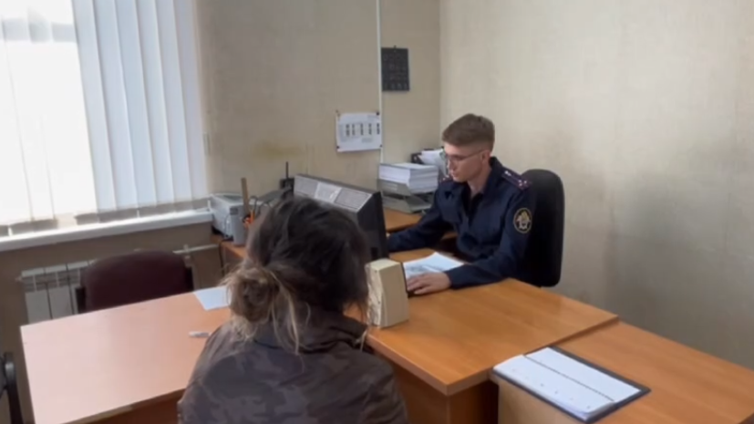 Побои и долги: что известно о подозреваемой в убийстве собственной дочки, чьё тело нашли в диване в Челябинске