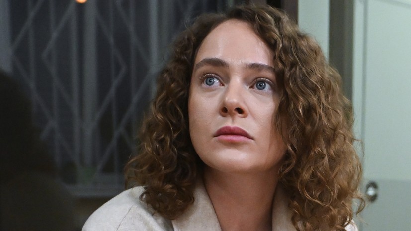 Актриса Аглая Тарасова пришла на судебное заседание с матерью