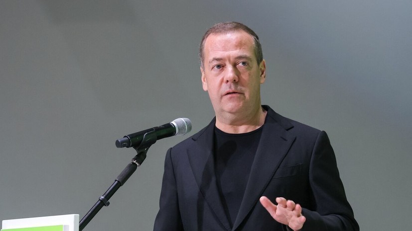 Медведев: Россия вынуждена оценить целесообразность проведения ядерных испытаний