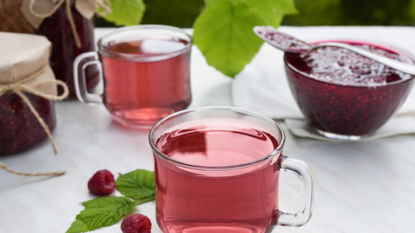 Диетолог Бобровский усомнился в эффективности чая с малиновым вареньем при простуде