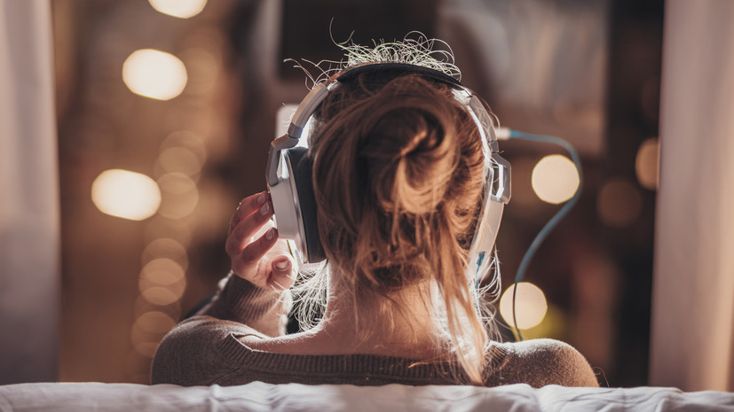 Врач Кондрахин посоветовал пользоваться наушниками не более пяти часов в день