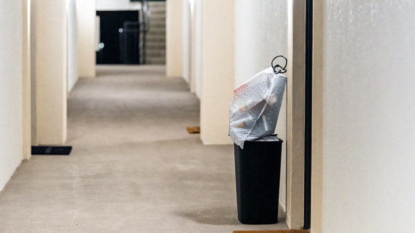 Россиян предупредили, что оставлять пакеты с мусором у дверей квартир нельзя
