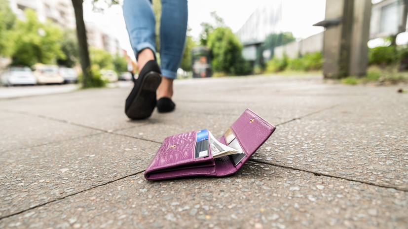 Россиянам объяснили, что нельзя делать с найденной на улице банковской картой