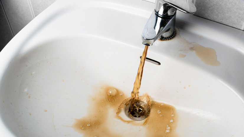 Врач Калюжин предостерёг от купания в ржавой воде