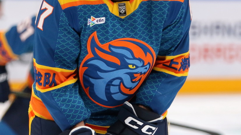 Фаната «Шанхай Дрэгонс» не пустили на стадион из-за иероглифов на форме команды