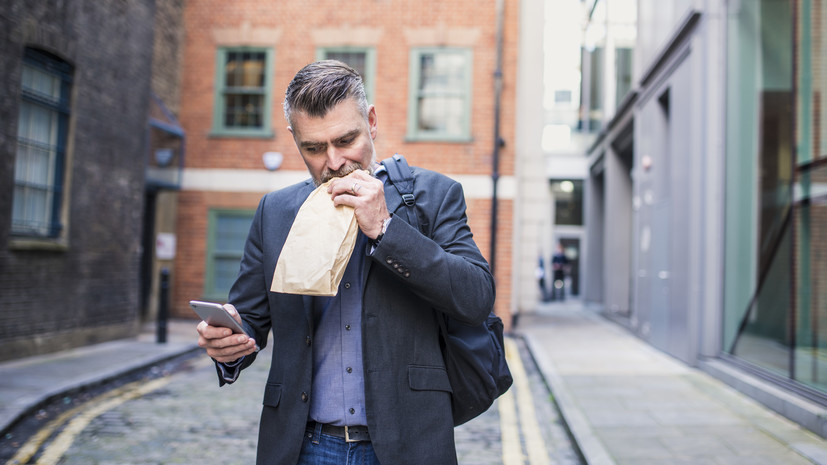 Диетолог Писарева объяснила, чем опасен перекус на ходу