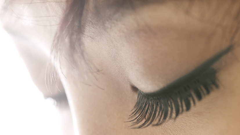 Дерматолог Мухина рассказала об опасности бритья ресниц