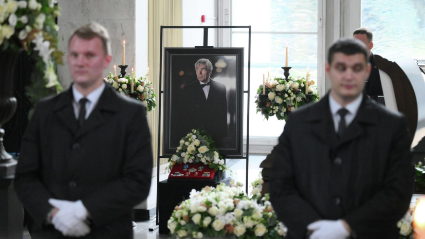 В Большом зале Троекуровского кладбища завершилось прощание с Юрием Николаевым
