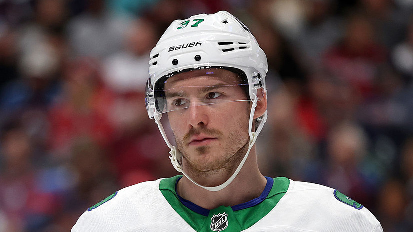 Шайба Свечникова помогла «Каролине» обыграть «Баффало» в НХЛ