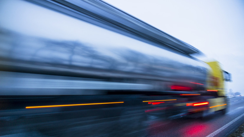 На севере Бурятии опрокинулся бензовоз с 9300 литрами топлива