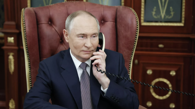 Путин поздравил Пахмутову с днём рождения по телефону во время её концерта