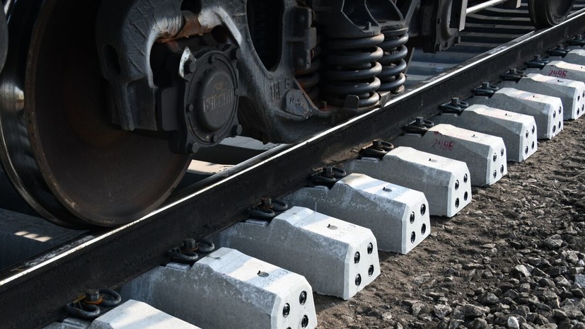 В Ленинградской области из-за схода вагонов с рельсов задержаны 18 поездов