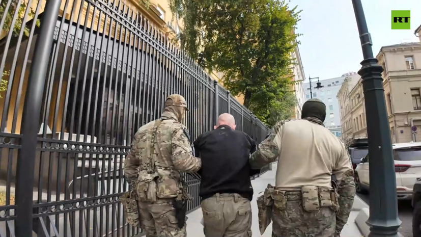 ФСБ показала видео задержания москвича, собиравшего данных о военных для Украины
