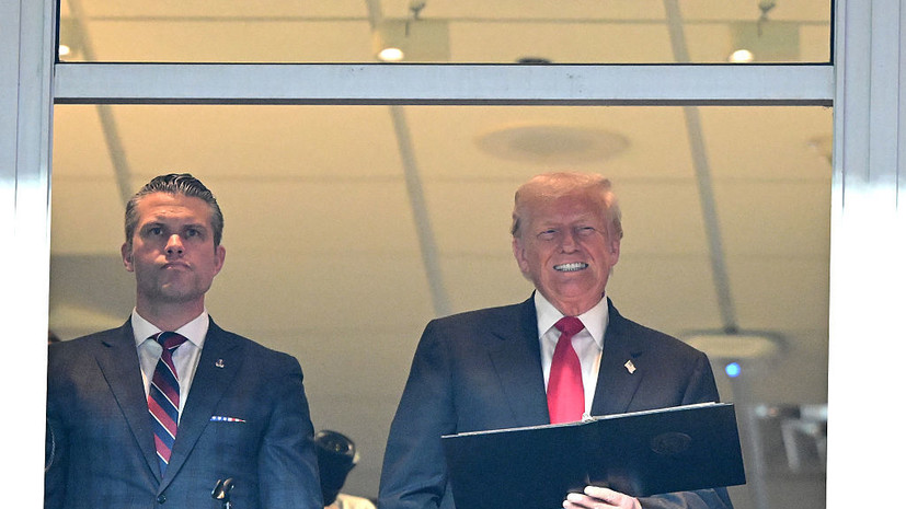 Трамп эффектно появился на матче NFL, очень низко пролетев на самолёте над стадионом