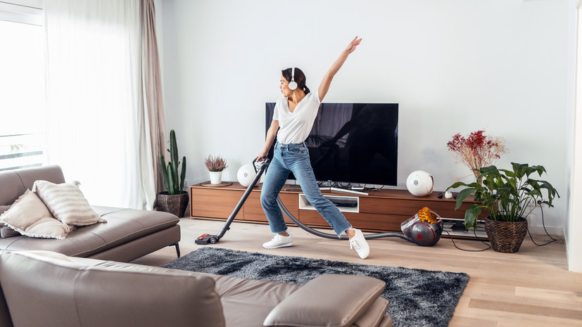 Треть россиян борются с осенней хандрой с помощью домашней уборки