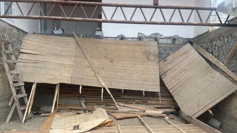 СК начал проверку после обрушения балкона на похоронах в Чечне