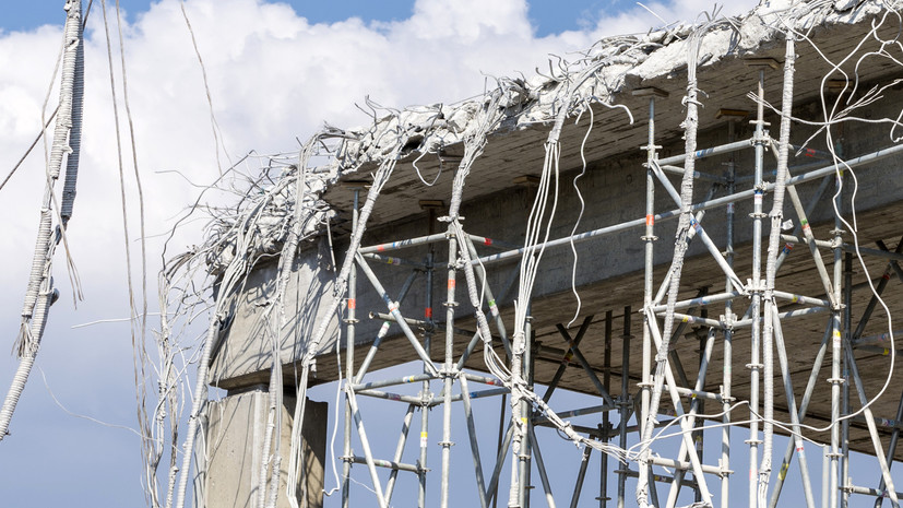 В Китае автомобильный мост частично обрушился из-за оползня