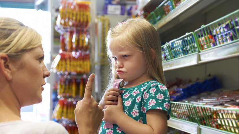 Психолог: осознание мотивов поможет родителям бороться с шантажом ребёнка в магазине