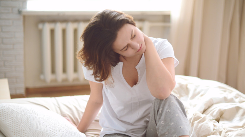 Врач Гаврилова назвала неправильно подобранную подушку причиной боли в шее