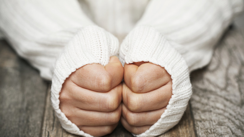 Эндокринолог Овчарова назвала тревожным симптомом постоянно холодные руки и ноги