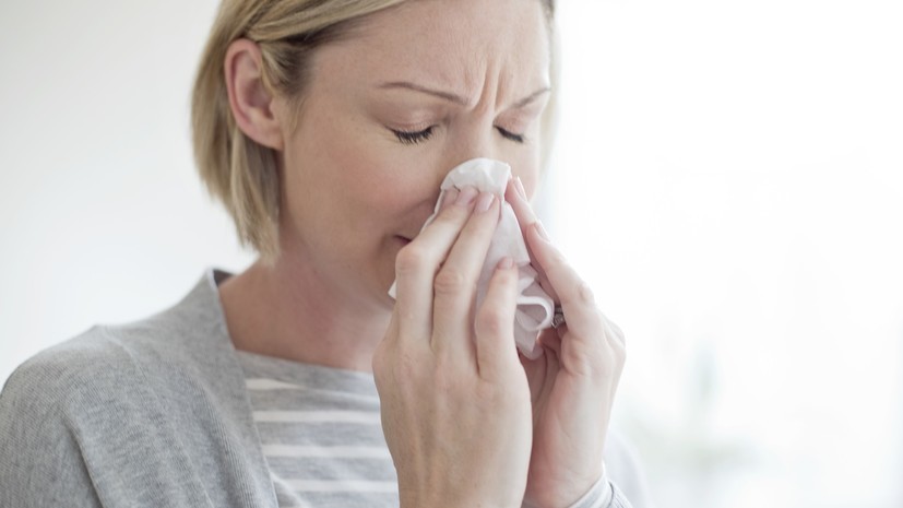 Врач назвала отсутствие насморка в начале гриппа его главным отличием от простуды