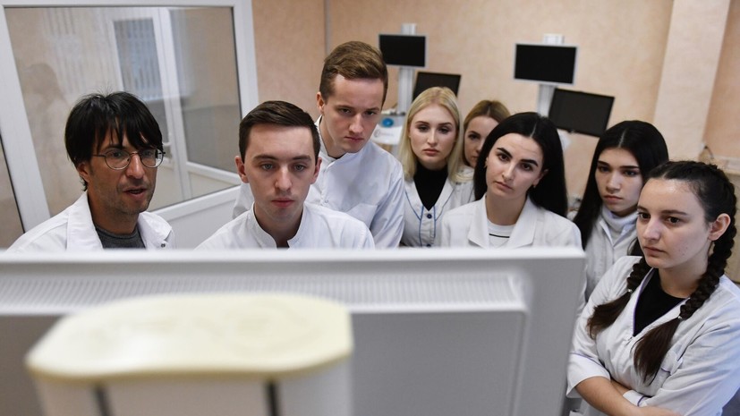 «Ведомости»: выпускников медвузов в России обяжут пройти отработку