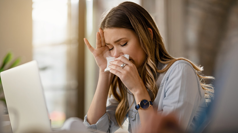 Врач объяснил, как работа сказывается на организме человека во время болезни